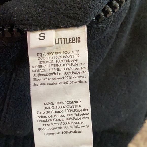 Sleeveless jacket with many pockets and high neck - Picture 9 of 9